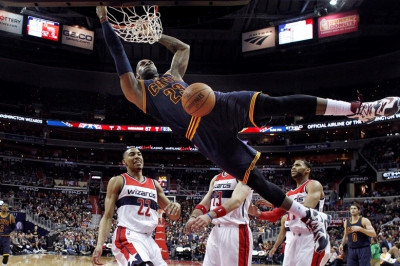 Ο Λεμπρόν καρφώνει στην κορυφή του Top 10! (video)