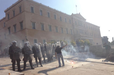 Επεισόδια έξω από τη Βουλή
