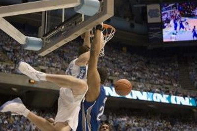 Δίμετρος κάρφωσε στα μούτρα παίκτη ύψους 2,40! (video)