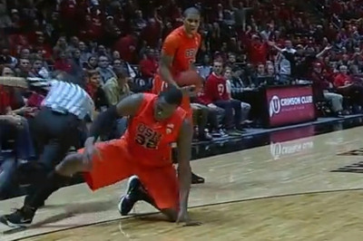 Απίστευτο! Παίκτης μπάσκετ έκανε… τάκλιν σε διαιτητή! (video)