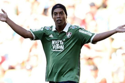 Παραλίγο… στον τόπο ο Ροναλντίνιο! (videos)