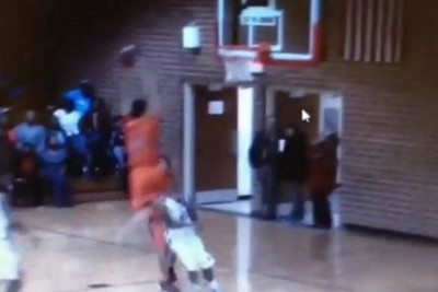 Καρφωματάρα από παίκτη Λυκείου! (video)