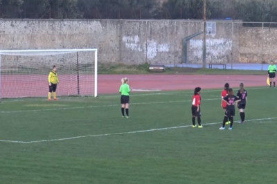 Πέναλτι-πάσα σε αγώνα γυναικείου ποδοσφαίρου στη Σπάρτη! (video)