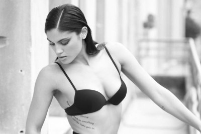 Η Συνατσάκη με μπουρνούζι (photo)