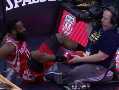 Παραλίγο χτύπημα κάτω από τη ζώνη από Χάρντεν σε... καμεραμάν! (video)