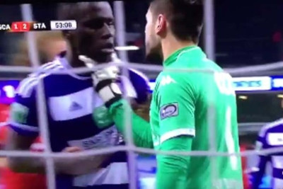 Ο Βαλντές πήγε να πνίξει τον σκόρερ της Άντερλεχτ με τον Ολυμπιακό! (video)