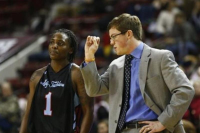 Απίστευτο! Προπονητής κολεγιακής ομάδας άφησε έγκυο παίκτριά του!