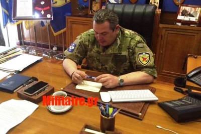 «Στα όπλα, στα όπλα»: Ο Καμμένος με στολή παραλλαγής ξημερώματα στο Πεντάγωνο! (photos)