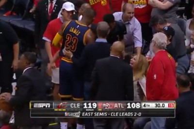 Παραλίγο να… σκοτώσει θεατή ο Λεμπρόν! (video)