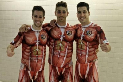 Πετάξτε τις… φανέλες σας! (photos)
