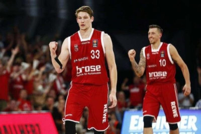 Άνοιξαν το σκορ Ζήσης και Μπάμπεργκ