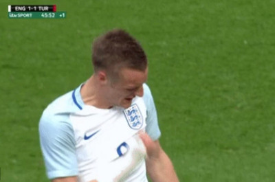 Έριξε μπουνιά στον εαυτό του ο Βάρντι! (video)