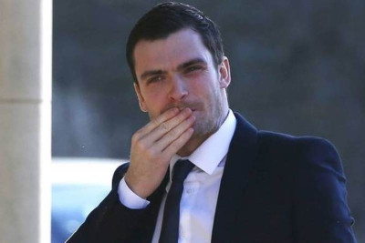 Ο φυλακισμένος Άνταμ Τζόνσον δουλεύει κουρέας στη στενή!