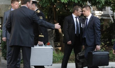 Δείτε τι περιέχει ο μυστηριώδης μαύρος χαρτοφύλακας που έφερε μαζί του και στην Ελλάδα ο Πούτιν