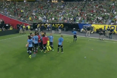 Οπαδοί του Μεξικού πέταξαν αντικείμενα στους Ουρουγουανούς! (video)
