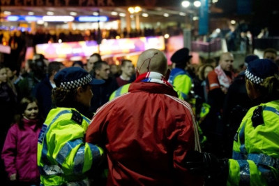 Euro 2016: Συγκλονιστικό: Βορειοϊρλανδός οπαδός κρατάει το χέρι Πολωνού που χτυπήθηκε από χούλιγκαν (photo)