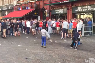 Euro 2016: Απαράδεκτοι Άγγλοι οπαδοί πετούν κέρματα σε παιδάκια-επαίτες (video)