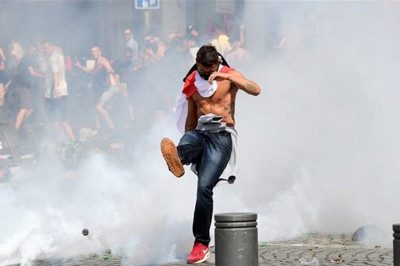 Euro 2016: Εμετικό βίντεο - Ρώσοι κλωτσούν γυναίκα! (video)