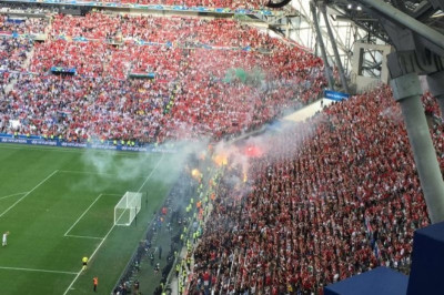 Εuro 2016: Διεκόπη το ματς Ισλανδία-Ουγγαρία λόγω κροτίδων στον αγωνιστικό χώρο! (photos)