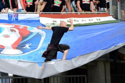 Euro 2016: Έπεσε στο κενό Ούγγρος οπαδός! (photos)