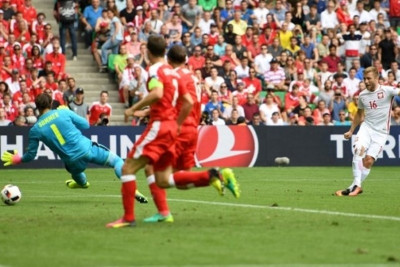 Euro 2016: «Χτύπησαν» στην κόντρα και προηγούνται οι Πολωνοί! (video)
