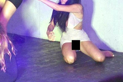 Τα έβγαλε όλα! Πασίγνωστη σταρ χωρίς εσώρουχο στην Κέρκυρα! (photos)