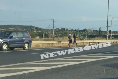 Οτοστόπ στην Αττική Οδό με μαγιό! (video)