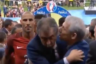 Ο Σάντος αποφεύγει το φιλί του Γκιρτζίκη! (video)