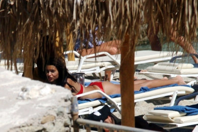 Kάπως έτσι είναι το σώμα της Adriana Lima χωρίς photoshop: Δείτε τη σε παραλία της Μυκόνου