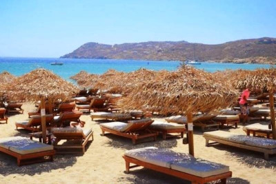 Η φωτογραφία με τη Φιλλιππινέζα από τη Μύκονο που έχει προκαλέσει σάλο