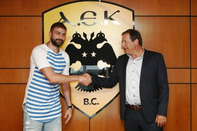 Βασιλειάδης: «Μπορεί να μπει ανάμεσα σε Ολυμπιακό και Παναθηναϊκό η ΑΕΚ»