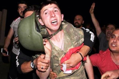 Πραξικόπημα Τουρκία: Πλήθος λιντσάρει στρατιώτες μετά την εισβολή στο CNN Turk (photo-video)