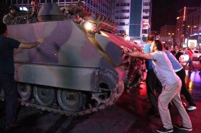 Πραξικόπημα Τουρκία - Συγκλονιστικές εικόνες: Άρμα περνάει πάνω από διαδηλωτή (video)