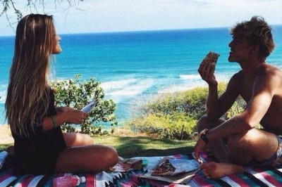 Οδηγός επιβίωσης: 6 βήματα για να φλερτάρεις στην παραλία και... να έχεις αποτέλεσμα