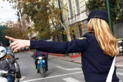 Απίστευτο: Αστυνομικίνα με μπικίνι συλλαμβάνει κλέφτη (photos)