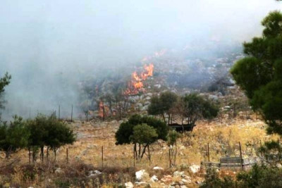 Απειλούνται σπίτια από φωτιά που μαίνεται στην Αττική