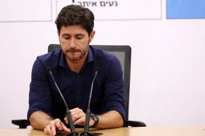 Μένει μέχρι να φύγει ο Βίκτορ