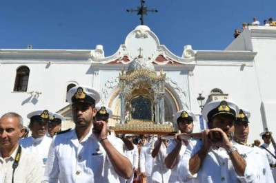 «Μάχη» ΕΡΤ – ΣΚΑΙ για τα πλάνα από την Τήνο