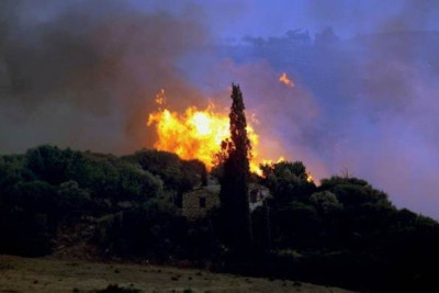 Μεγάλη φωτιά σε δύσβατη περιοχή στα Χανιά