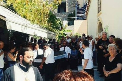 Τραγωδία στην Αίγινα: Θρήνος στην κηδεία του καπετάνιου του τουριστικού σκάφους (pics)