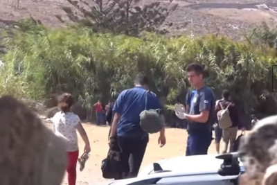 Πρόσφυγες στην παραλία Φραγκιά της Μυκόνου