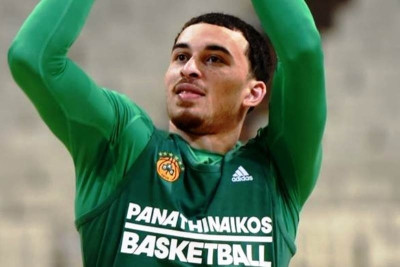 «Έρωτα» με την Αθήνα ο Τζέιμς (pic)