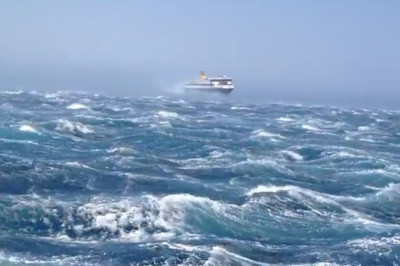 Όταν το Blue Star Naxos δάμασε τα 10 μποφόρ στην Τήνο (video)