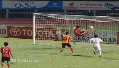 Απέκρουσε πάνω στη γραμμή με ανάποδο ψαλίδι! (video)