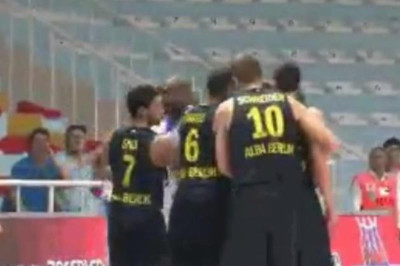 Παραλίγο ξύλο σε φιλικό! (video)