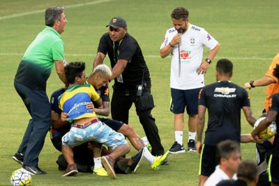 Βραζιλία: Απίστευτο ντου σε Νεϊμάρ από οπαδούς (photos)