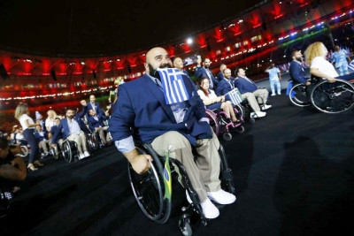 Άλλοι την πατάνε και την καίνε κι άλλοι την κρατάνε ψηλά με νύχια και με δόντια!