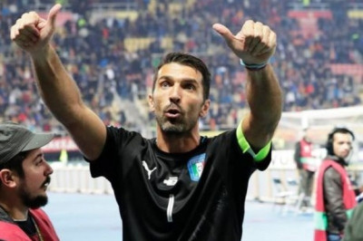 Έγδυσαν τον Μπουφόν! (photos)