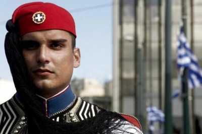Ο «άπλυτος» που έριξε μολότοφ στους Ευζώνους έκανε… επανάσταση;