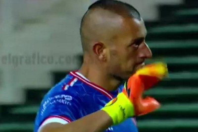 Επικό! Τερματοφύλακας δείχνει στον διαιτητή ότι τα πήρε! (video)